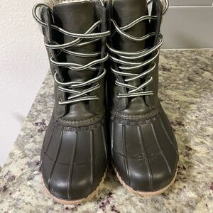 Women Magellan Outdoor Duck Boots. Sz 7, Grey and Green, sweater top.